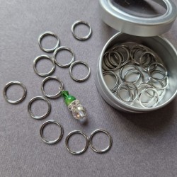 Set of stitch markers (30 silver + 1 main green)