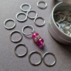 Set of stitch markers (30 silver + 1 main pink)