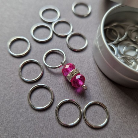 Set of stitch markers (30 silver + 1 main pink)